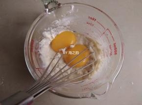 这时候面糊已经不是很热了，将蛋黄倒入，不用担心会烫熟蛋黄