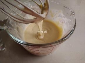 拌好的蛋黄糊，提起蛋抽，蛋黄糊可以流下来的状态