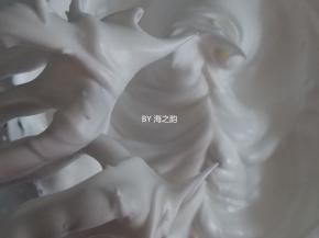 蛋清里加入1克盐，用电动打蛋器打至粗泡，将细砂糖分3次加入到蛋清里，打至干性发泡，提起打蛋头呈直立小尖角的状态
