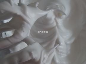 蛋清里加入1克盐，用电动打蛋器打至粗泡，将细砂糖分3次加入到蛋清里，打至干性发泡，提起打蛋头呈直立小尖角的状态