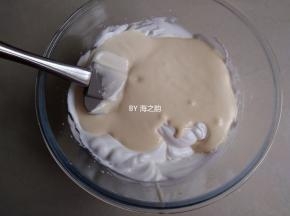 拌好的蛋糕糊再倒回剩余的蛋白霜里