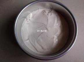 倒入6寸模具里，在桌面上震出气泡