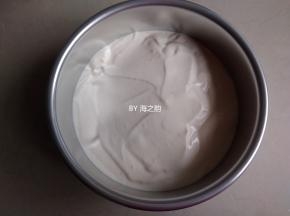 倒入6寸模具里，在桌面上震出气泡