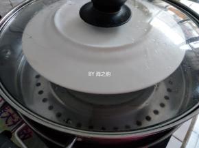 用耐高温保鲜膜或者碟子盖住模具，放入水已经烧开的蒸锅里，用中火隔水蒸50分钟左右（时间仅供参考，不同锅具和火力蒸的时间不同，我用的是电陶炉）