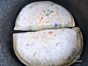 看到盒子鼓起来就翻面，烙制两面微焦出锅。