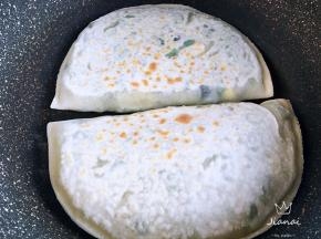 看到盒子鼓起来就翻面，烙制两面微焦出锅。