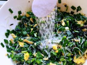 这时将盐、香油加入馅料中搅拌均匀。