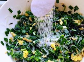 这时将盐、香油加入馅料中搅拌均匀。