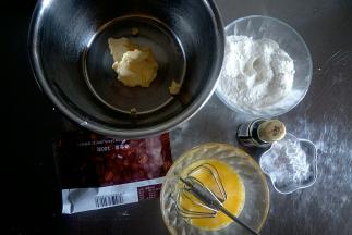 准备食材，黄油室温软化。