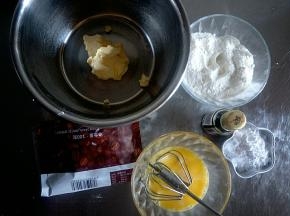 准备食材，黄油室温软化。