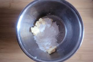 首先把黄油和糖粉搅拌均匀至融为一体