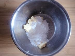 首先把黄油和糖粉搅拌均匀至融为一体