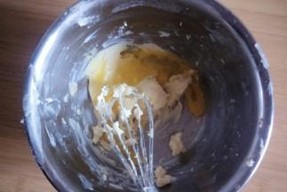 加入鸡蛋液搅拌均匀至融为一体