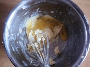 加入鸡蛋液搅拌均匀至融为一体