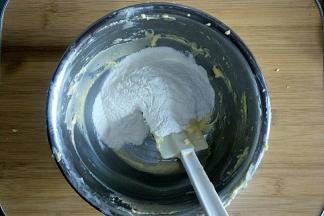 过筛加入低筋面粉