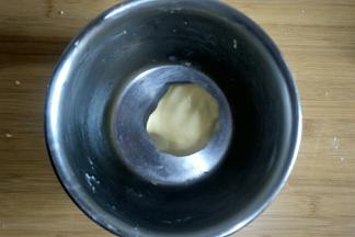 搅拌成无干粉的面团盖保鲜膜待用