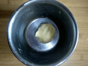 搅拌成无干粉的面团盖保鲜膜待用