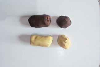 把原色面团和可可面团各分出三分之一