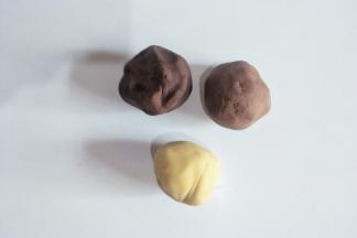 把分出的两块小面团揉在一起呈浅可可色面团