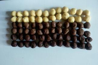 把三个颜色的面团分别分成24等份，搓圆。也可以分成自己喜欢的大小。