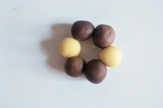 三个颜色各取2个小面团对应放在一起