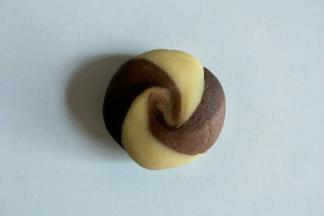 放在掌心揉成螺旋形图案