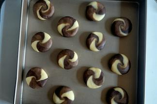 依次做好，放在烤盘，略略按扁。每个之间留出一定的距离。