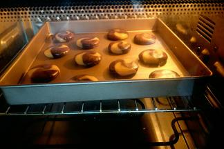 放在提前预热好的烤箱中层，上下火170度约烤15分钟左右