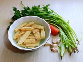 准备食材，腐竹提前冷水泡发。