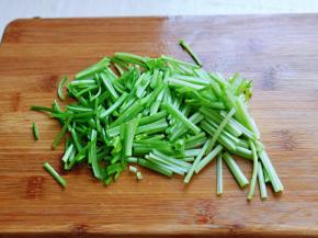 芹菜去掉叶子，洗干净再切段。