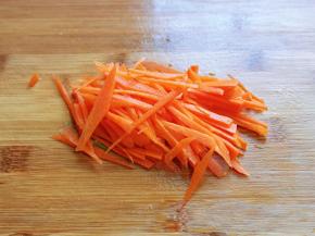 胡萝卜去皮切丝。