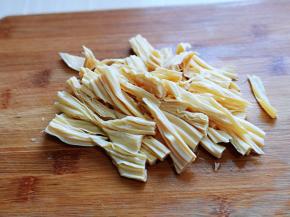 泡发的腐竹切小段。