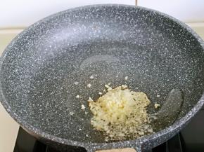 起油锅，加入蒜蓉炒出香味。