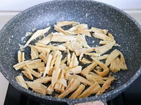 再加入腐竹翻炒。