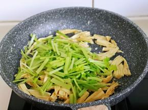 加入芹菜翻炒均匀。