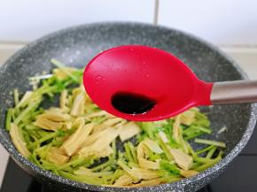 再加入一小勺生抽提鲜，不要太多。