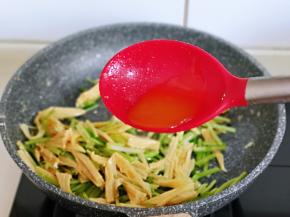 再加入鸡汁。(高汤也可以)