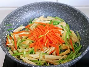 再加入切好的胡萝卜丝翻炒均匀。