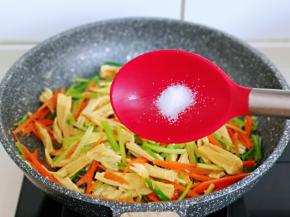 按个人口味加入食用盐。