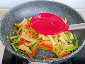 最后加入一小勺纯净水，翻炒2分钟关火。