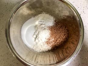 把低筋面粉、可可粉、泡打粉和细砂糖称好重量混合。