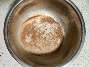 把以上粉状食材过筛备用。