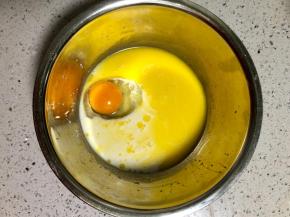 另取一个盆，把鸡蛋、融化的黄油和牛奶混合拌匀