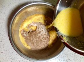 把液体混合物倒入粉状混合物中