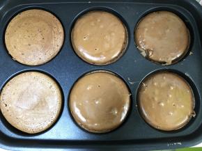 多功能锅预热后，把面糊倒入6圆盘中，没有多功能锅的话，可以用不粘锅，把面糊舀起一大勺，从高处滴落，能自然形成圆形。