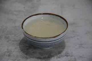 将糯米洗净，加入开水浸泡一个小时