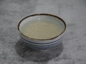 将糯米洗净，加入开水浸泡一个小时