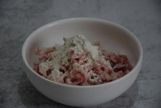 加入盐、胡椒粉、花生油和淀粉拌匀