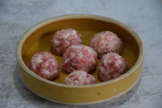 将拌好的肉糜揉成大小差不多一致的肉丸