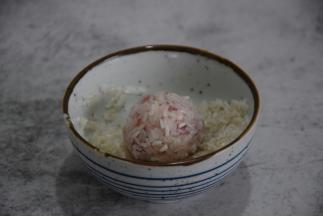 再均匀裹上泡好的糯米